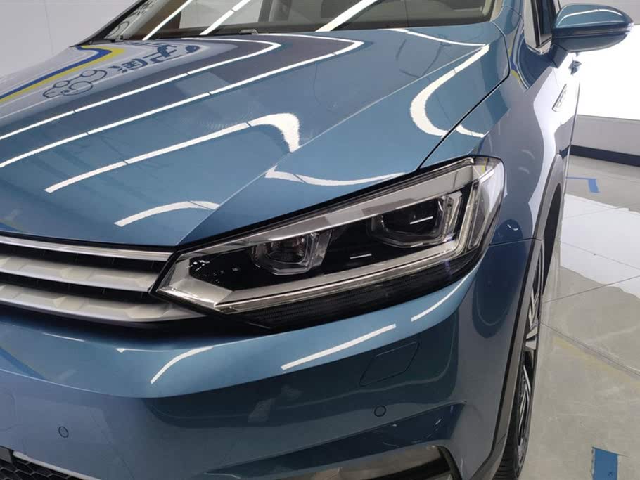 Volkswagen Touran L 280TSI DSG Adventure 7-местный, 2021 год