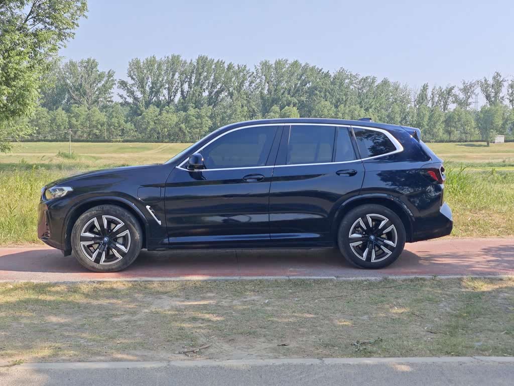 BMW iX3 2023 Leading Edition