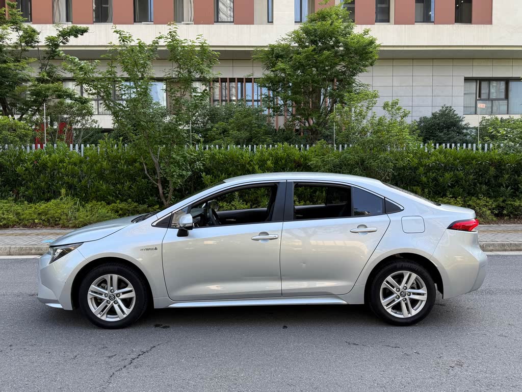 Toyota Corolla (Levin) Hybrid 1.8H E-CVT 2021 года, комплектация "Актив"