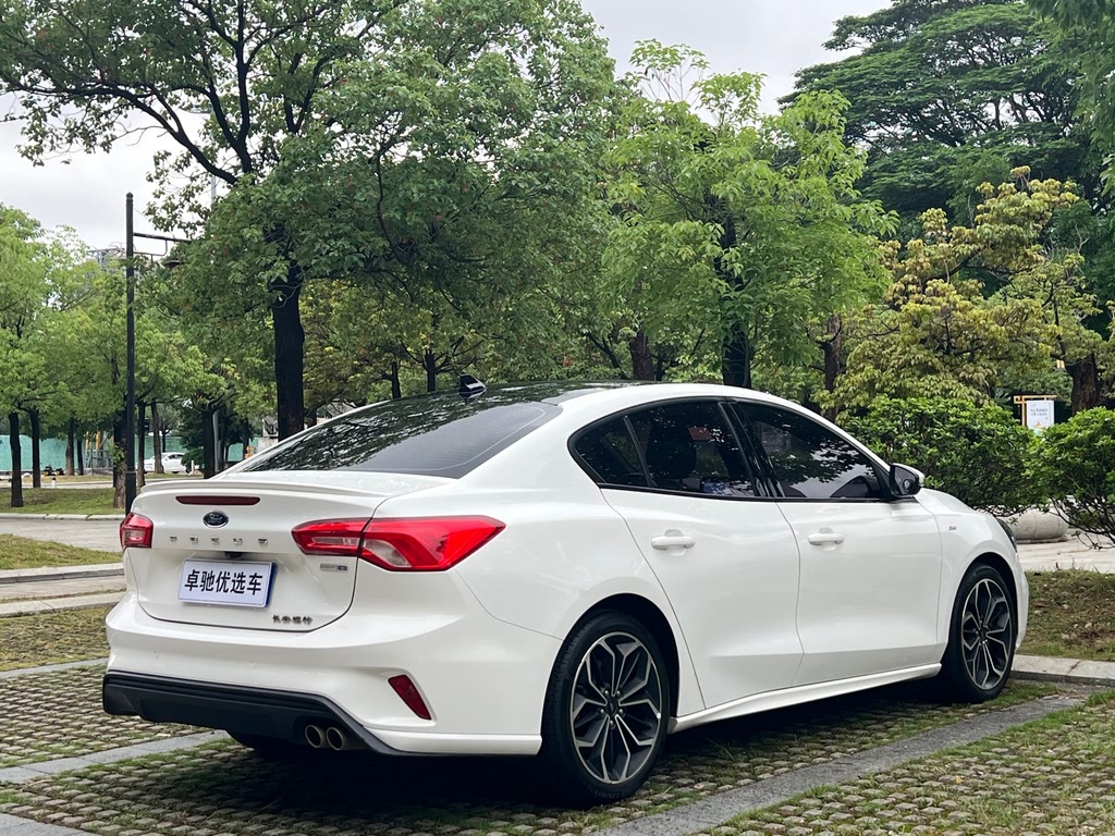 Ford Focus Sedan EcoBoost 180 ST Line (2020)