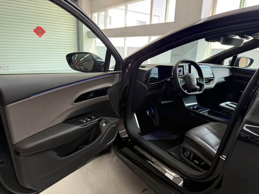 Hongqi EH7 690 Pro 2024