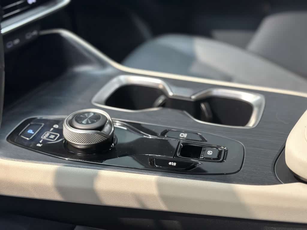 Lexus RZ 450e 2023, полноприводная версия Luxury