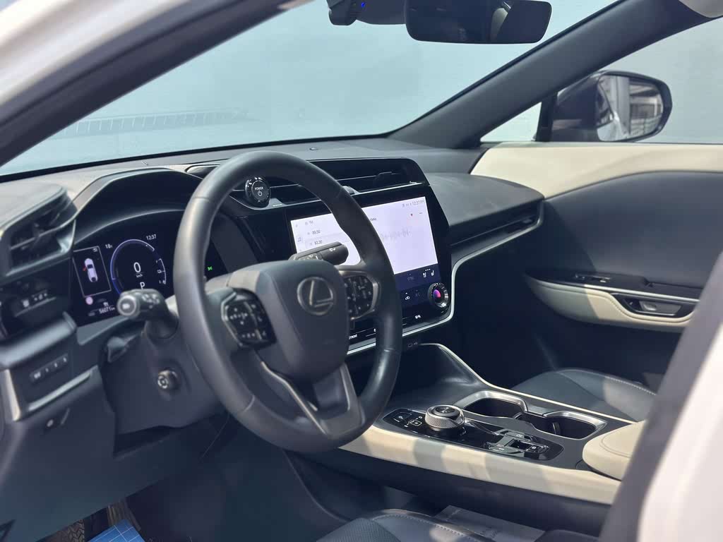Lexus RZ 450e 2023, полноприводная версия Luxury