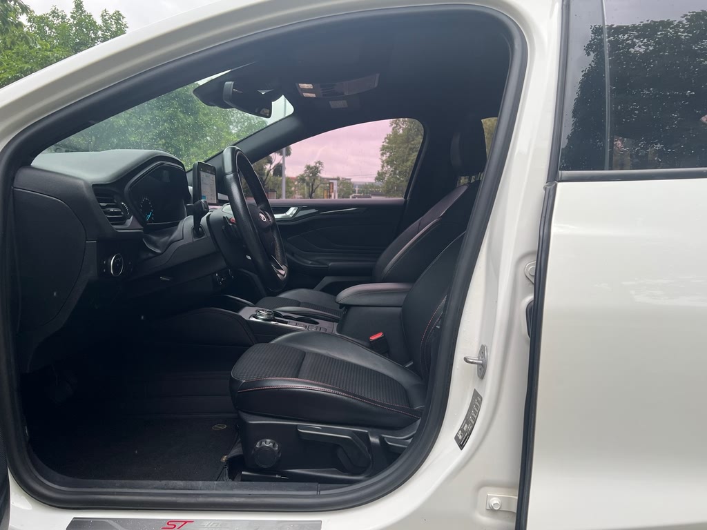 Ford Focus Sedan EcoBoost 180 ST Line (2020)