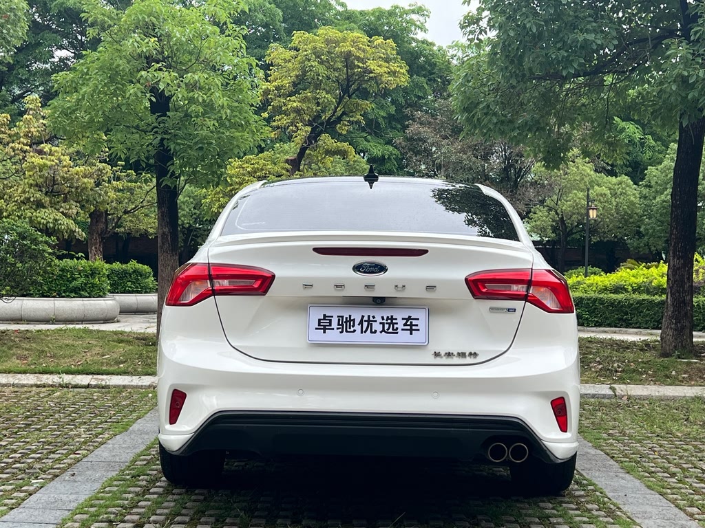 Ford Focus Sedan EcoBoost 180 ST Line (2020)