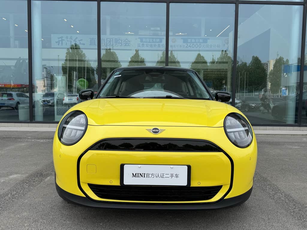 Электрический MINI Cooper COOPER E Classic 2024 модельного года, запас хода 456 км