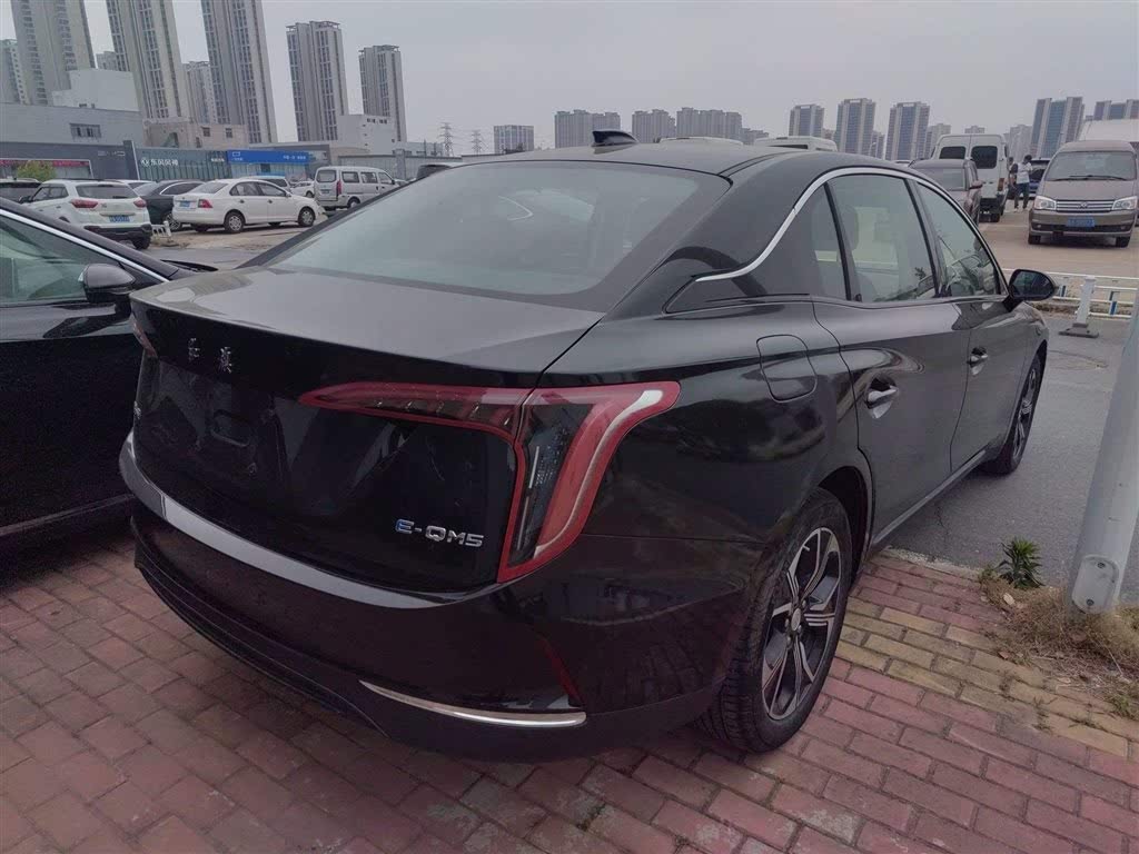 Hongqi E-QM5 2023, базовая версия (рестайлинг)