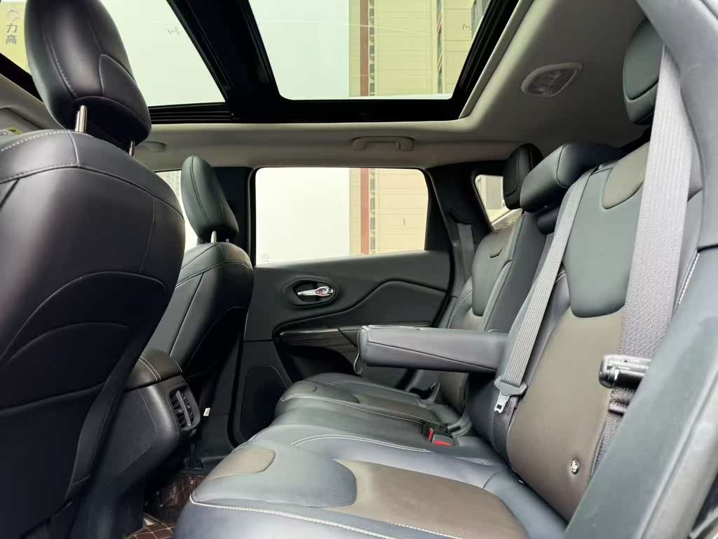 Jeep Cherokee (KL) 2.0L 2WD Safety Enhanced Edition 2020
