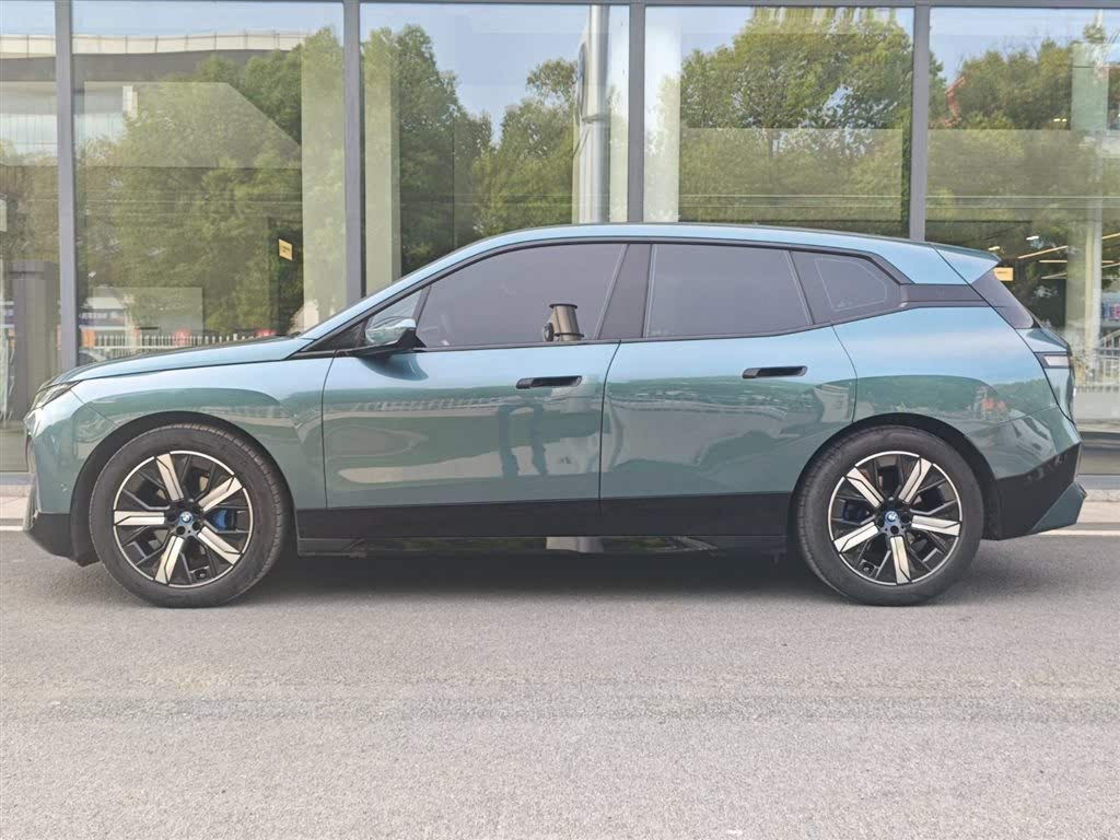 BMW iX xDrive40 2022 года