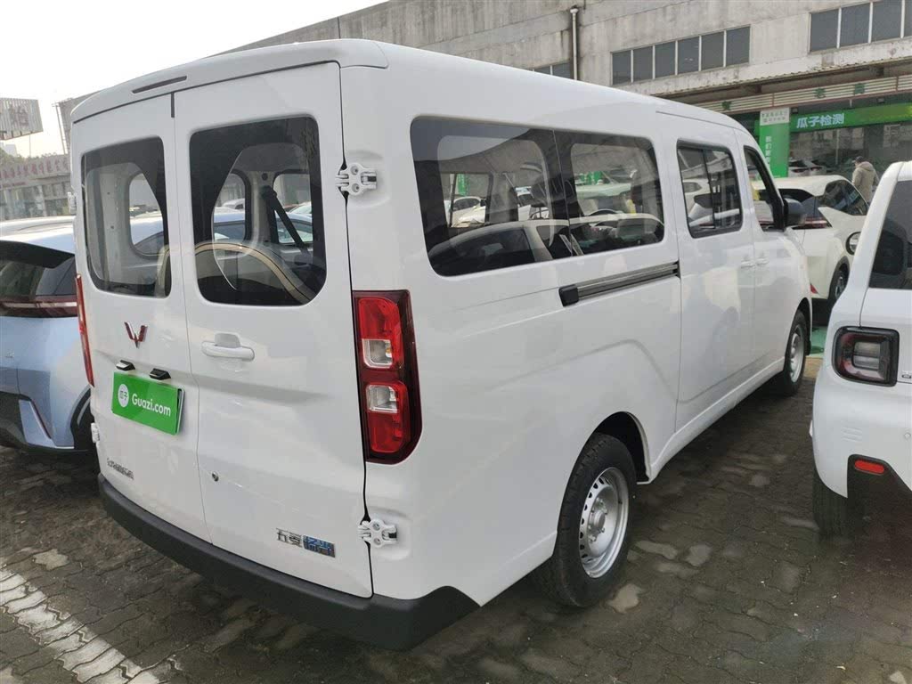Wuling Yangguang 2024 300KM Comfort Passenger Van 75kW