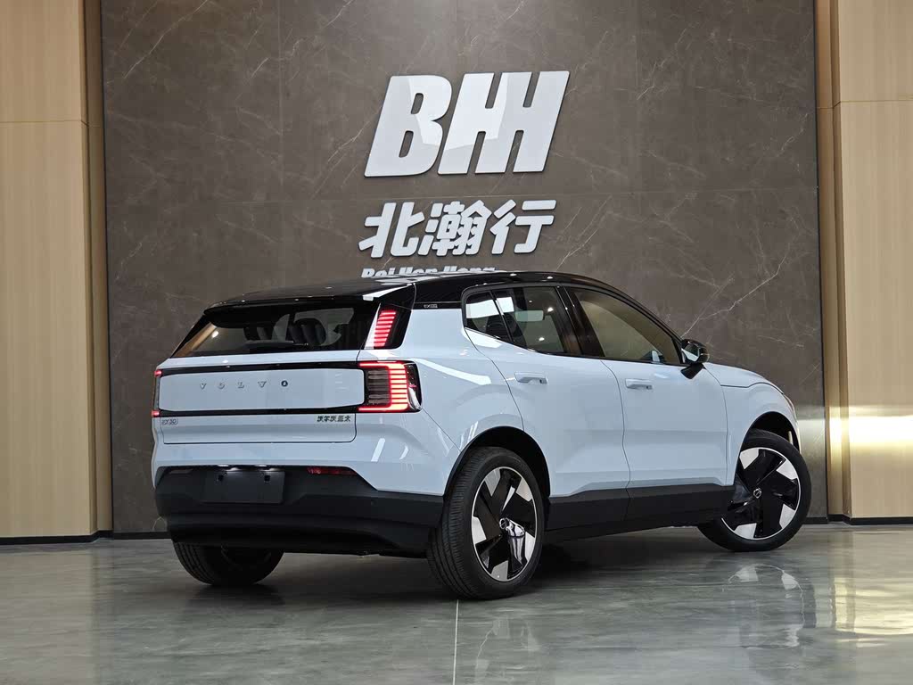 Volvo EX30 2025 Long Range Plus с задним приводом
