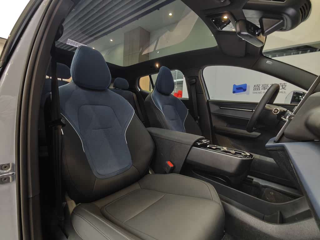 Volvo EX30 2025 Long Range Plus с задним приводом
