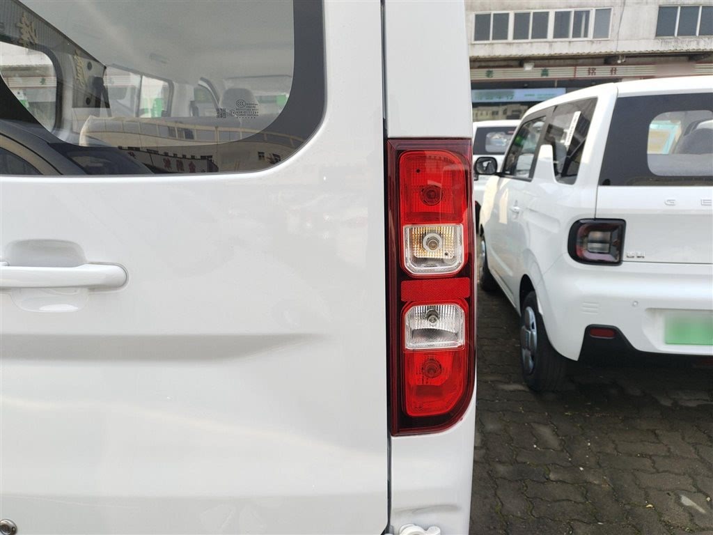 Wuling Yangguang 2024 300KM Comfort Passenger Van 75kW