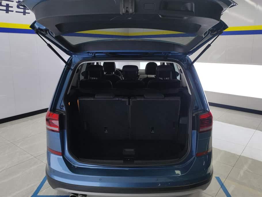 Volkswagen Touran L 280TSI DSG Adventure 7-местный, 2021 год