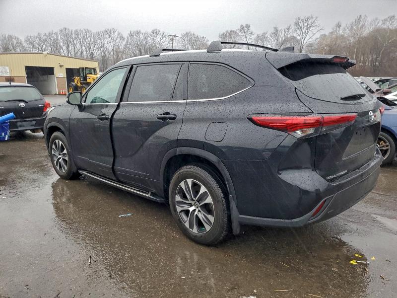 TOYOTA HIGHLANDER XLE 2021