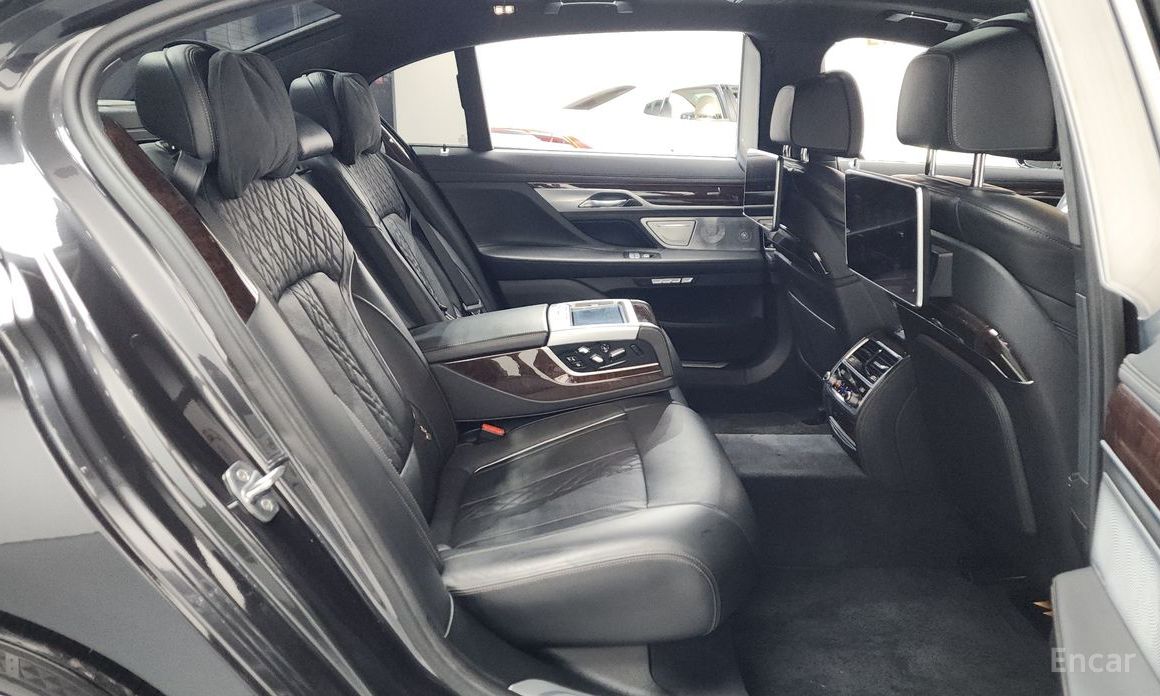 2016 BMW 7 серии VI (G11/G12) Рестайлинг 750Li xDrive с пробегом 106 410 км
