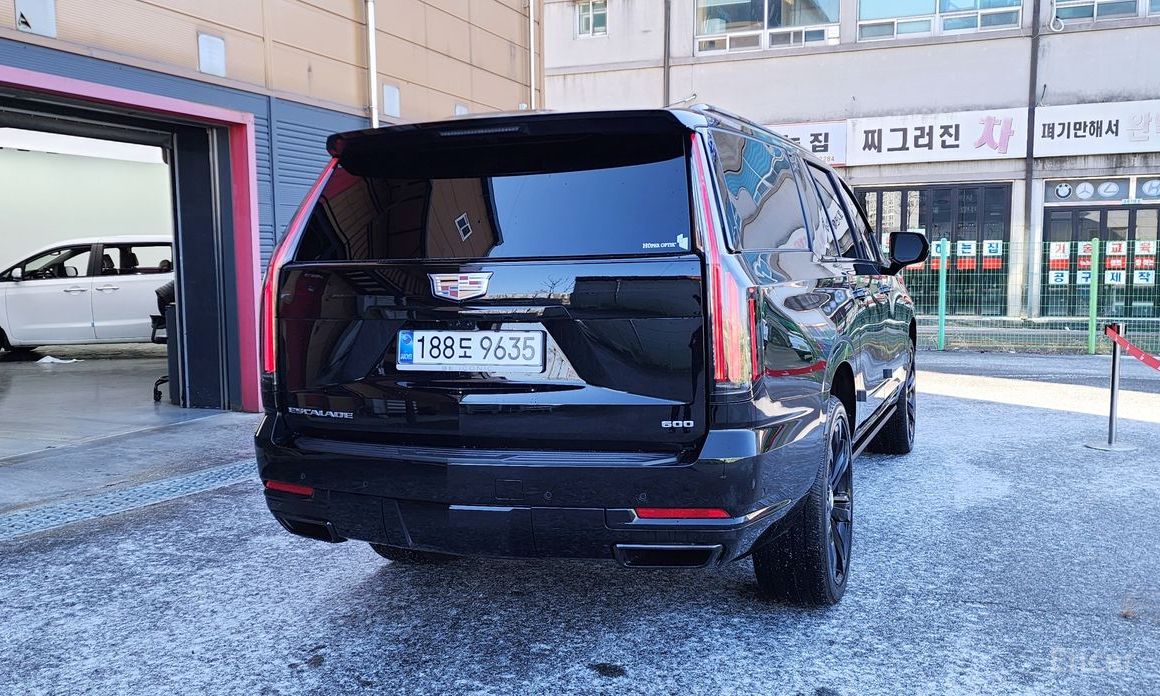 2025 Cadillac Escalade V 6.2 ESV ESV Sports Platinum с пробегом 11 104 км