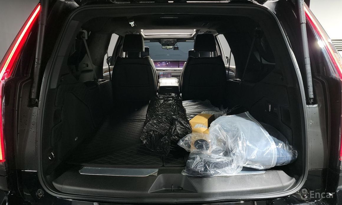 2025 Cadillac Escalade V 6.2 ESV ESV Sports Platinum с пробегом 11 104 км