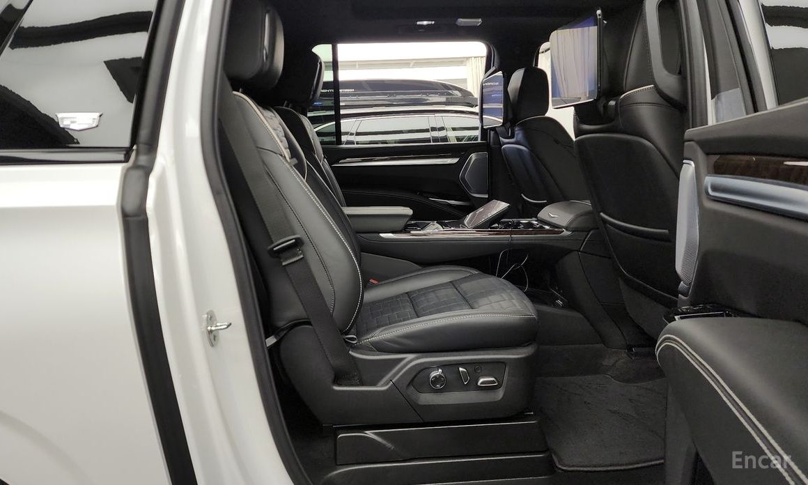2025 Cadillac Escalade V 6.2 ESV ESV Sports Platinum с пробегом 14 837 км