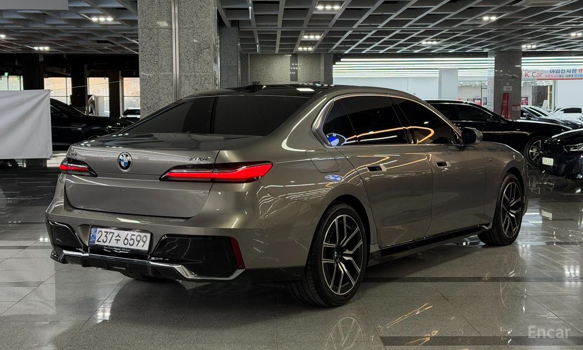 2024 BMW 7 серии VII (G70) 740i xDrive M Sport с пробегом 16 920 км