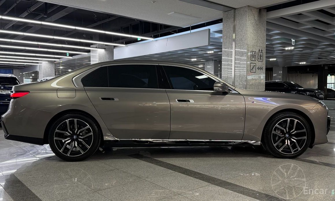 2024 BMW 7 серии VII (G70) 740i xDrive M Sport с пробегом 16 920 км