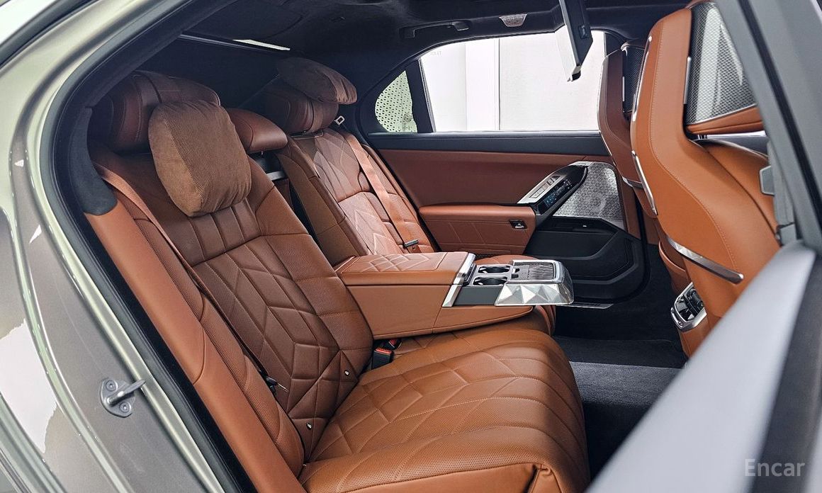 2024 BMW 7 серии VII (G70) 750e xDrive M Sport с пробегом 17 737 км