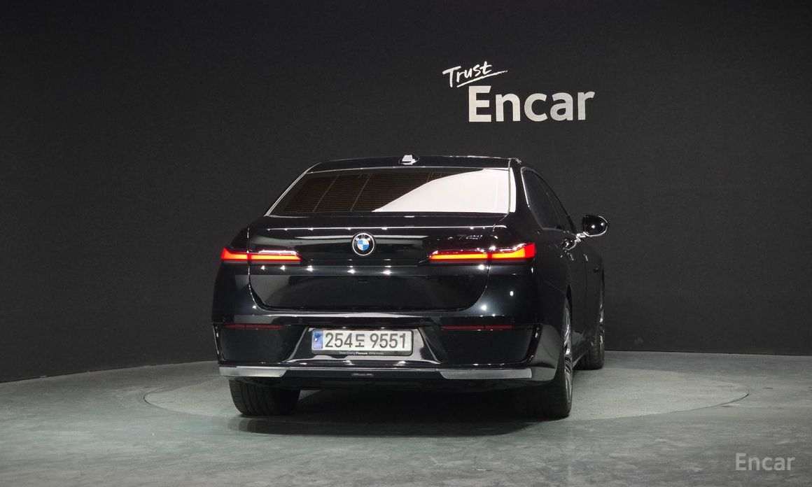 2023 BMW 7 серии VII (G70) 740i sDrive Design Pure Excellence с пробегом 21 736 км
