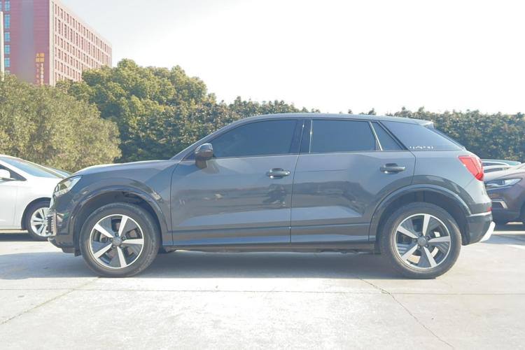 AUDI Q2L e-tron 2019
