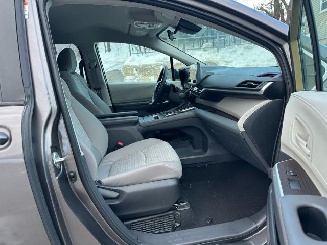 TOYOTA SIENNA LE 2023