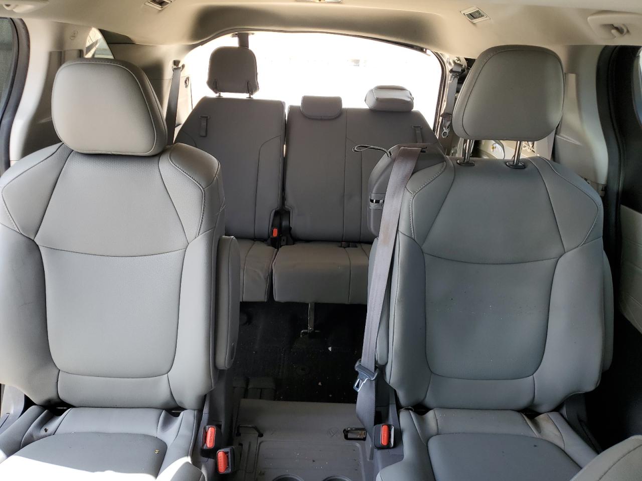 TOYOTA SIENNA XLE 2021