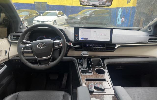 TOYOTA SIENNA LIMITED 2025