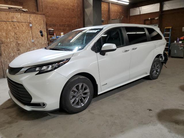 TOYOTA SIENNA XLE 2021